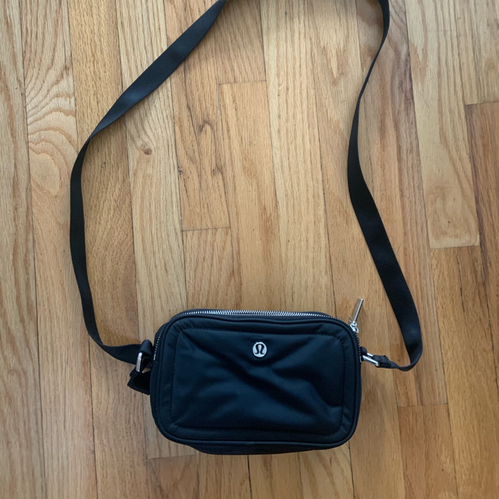 lulu lemon cross body bag in black